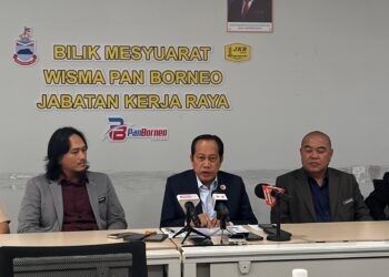 AHMAD Maslan semasa sidang akhbar di Wisma Pan Borneo, Jabatan Kerja Raya (JKR) Putatan, Sabah hari ini. UTUSAN/RAEESAH HANAN