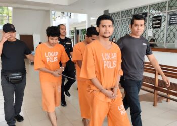 TIGA lelaki warga Indonesia mengaku tidak bersalah di Mahkamah Sesyen Seri Manjung atas pertuduhan menyeludup 67 migran warga Indonesia dan dua migran warga Bangladesh di Segari, April lalu.