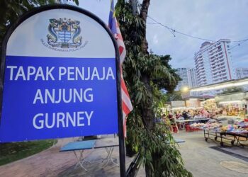 PENJAJA yang menjalankan operasi perniagaan mereka di Anjung Gurney dan kawasan sekitarnya di Pulau Pinang dijangka ditempatkan semula di lokasi baharu sebaik sahaja pusat penjaja baharu di Gurney Bay siap menjelang suku pertama tahun depan.- GAMBAR HIASAN