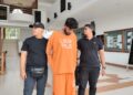 M. MANIMARAN (tengah) didakwa di Mahkamah Majistret Seri Manjung hari ini, membunuh seorang lelaki warga emas dalam kejadian samun di rumah mangsa di Ayer Tawar, Beruas minggu lalu.