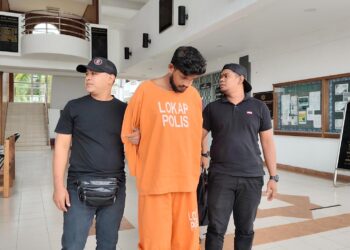 M. MANIMARAN (tengah) didakwa di Mahkamah Majistret Seri Manjung hari ini, membunuh seorang lelaki warga emas dalam kejadian samun di rumah mangsa di Ayer Tawar, Beruas minggu lalu.