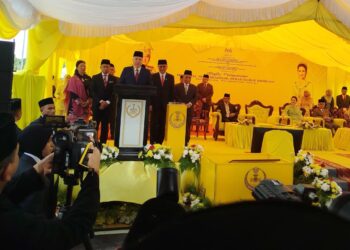SULTAN Nazrin Muizzuddin Shah berkenan merasmikan Hospital Seri Iskandar di Parit, Perak hari ini. - UTUSAN/FADZIL ZAINOL