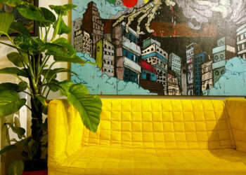 sofa kuning ini menyerlahkan lagi suasana ruang tamu di kediaman Amir.
