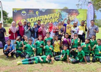 PARA pemain STB yang berjaya mempertahankan kejuaraan tiga tahun berturut-turut kejohanan bola sepak bawah 12 tahun Majlis Sukan Sekolah Negeri Perlis (MSSPs) 2026 bergambar bersama guru dan ahli keluarga di padang UiTM Arau, Perlis hari ini.-UTUSAN/
IZHAR SHAH HASSAN