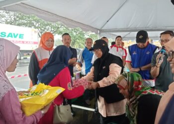 AIMAN Athirah Sabu (tengah) menyantuni beberapa pengunjung yang hadir ke Jualan Rahmah Madani di PPR Taman Desa Mutiara, Johor Bahru, Johor hari ini.