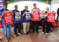 RAIS Yasin menunjukkan poster larangan pembuangan sampah kecil di tempat awam pada program kitar semula Anda Kitar Kami Bayar sempena sambutan Ulang Tahun Ke-23 Majlis Bandaraya Melaka Bersejarah (MBMB) di Dataran MBMB, Melaka hari ini. UTUSAN/AMRAN MULUP