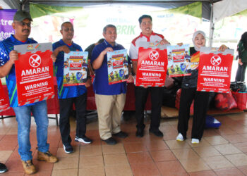 RAIS Yasin menunjukkan poster larangan pembuangan sampah kecil di tempat awam pada program kitar semula Anda Kitar Kami Bayar sempena sambutan Ulang Tahun Ke-23 Majlis Bandaraya Melaka Bersejarah (MBMB) di Dataran MBMB, Melaka hari ini. UTUSAN/AMRAN MULUP