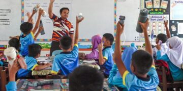 PENDIDIKAN tidak boleh hanya bertujuan menyediakan pelajar untuk peperiksaan tetapi mesti melatih mereka menghadapi kehidupan.