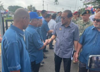 MOHAMED Khaled Nordin (kanan) menyantuni orang ramai ketika hadir menyempurnakan Majlis Pelancaran Program Jiwa Murni Madani Kementerian Pertahanan 2026 di Dewan Felda Maokil 1, Muar, di sini hari ini.