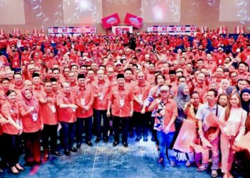 HAJIJI Noor bersama pemimpin dan perwakilan parti selepas selesai Perhimpunan Agung Khas Gagasan Rakyat di Pusat Konvensyen Antarabangsa Sabah (SICC), Kota Kinabalu, hari ini. - IHSAN GAGASAN RAKYAT