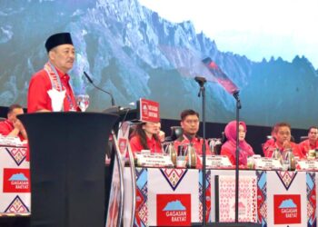 HAJIJI Noor berucap dalam Perhimpunan Agung Khas Gagasan Rakyat bertempat di Pusat Konvensyen Antarabangsa Sabah (SICC) di Kota Kinabalu, hari ini. - IHSAN GRS
