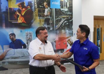 AMIR Hamzah Azizan (kiri) bersama Naib Presiden Intel Foundry Technology and Manufacturing, Lee Wei Chern ketika melawat projek Intel Pelican di Bayan Lepas, Pulau Pinang hari ini. - UTUSAN/DANIAL SAAD