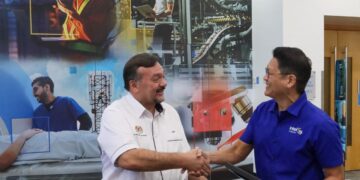 AMIR Hamzah Azizan (kiri) bersama Naib Presiden Intel Foundry Technology and Manufacturing, Lee Wei Chern ketika melawat projek Intel Pelican di Bayan Lepas, Pulau Pinang hari ini. - UTUSAN/DANIAL SAAD