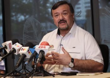 AMIR Hamzah Azizan dalam sidang akhbar ketika melawat projek Intel Pelican di Bayan Lepas, Pulau Pinang hari ini. - UTUSAN/DANIAL SAAD