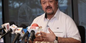 AMIR Hamzah Azizan dalam sidang akhbar ketika melawat projek Intel Pelican di Bayan Lepas, Pulau Pinang hari ini. - UTUSAN/DANIAL SAAD