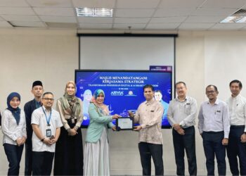 NURUL Ain Mohamad Khdri (enam dari kiri) menyampaikan cenderahati kepada Pengarah Jabatan Pendidikan Wilayah Persekutuan Putrajaya (JPWPP), Nadimin Abdul Aziz (tujuh dari kiri) sebagai tanda penghargaan selepas Majlis Menandatangani Memorandum Persefahaman (MOU) Kerjasama Strategik Transformasi Pendidikan Digital & AI Smartclassroom di pejabat JPWPP, Putrajaya, hari ini.