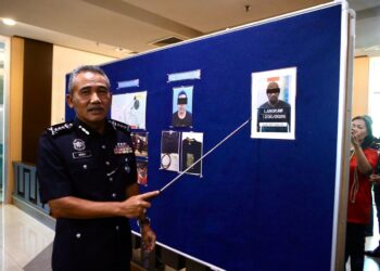 ADZLI Abu Shah menunjukkan gambar suspek yang ditahan kerana disyaki terlibat dalam kegiatan pengedaran dadah di Langkawi pada sidang akhbar di IPK Kedah, Alor Setar, hari ini. - UTUSAN/ SHAHIR NOORDIN