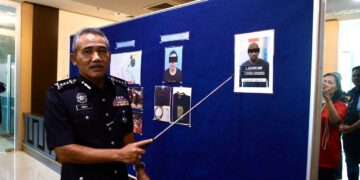 ADZLI Abu Shah menunjukkan gambar suspek yang ditahan kerana disyaki terlibat dalam kegiatan pengedaran dadah di Langkawi pada sidang akhbar di IPK Kedah, Alor Setar, hari ini. - UTUSAN/ SHAHIR NOORDIN