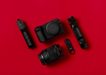 EOS R6 V dan RF 20-50 mm f/4L IS USM PZ direka untuk menawarkan prestasi serta kemudahan berkarya.