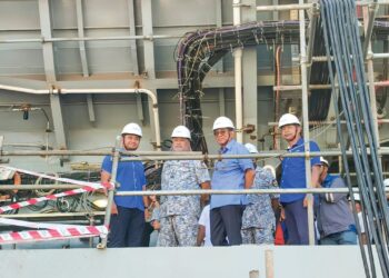 MOHAMED Khaled Nordin (dua, kanan) melakukan lawatan kerja ke Lumut Naval Shipyard di Lumut, semalam.