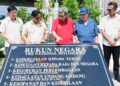 SULTAN Sharafuddin Idris Shah berkenan melihat Plak Monumen Rukun Negara terletak di Dataran Selangor, Shah Alam, semalam.