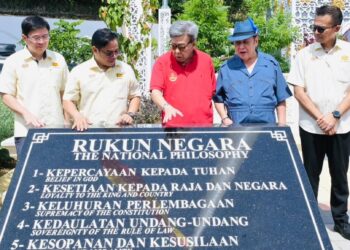 SULTAN Sharafuddin Idris Shah berkenan melihat Plak Monumen Rukun Negara terletak di Dataran Selangor, Shah Alam, semalam.