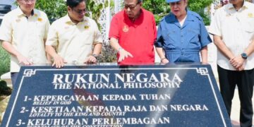 SULTAN Sharafuddin Idris Shah berkenan melihat Plak Monumen Rukun Negara terletak di Dataran Selangor, Shah Alam, semalam.