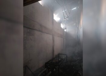 KEADAAN bahagian belakang pentas dewan SMK Putrajaya Presint 14(1) selepas kebakaran membabitkan kawasan seluas kira-kira 12x50 kaki persegi.