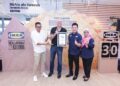 MALCOLM Pruys (dua dari kiri) pada Majlis Pengiktirafan Malaysia Book Of Records (MBOR) baru-baru ini.