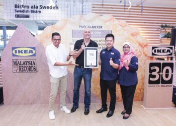 MALCOLM Pruys (dua dari kiri) pada Majlis Pengiktirafan Malaysia Book Of Records (MBOR) baru-baru ini.