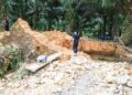 LOKASI dua lelaki ditemukan tertimbus semasa melombong emas di kawasan ladang sawit Kampung Jerimbong, Kuala Balah, Jeli, Kelantan, kelmarin. – UTUSAN/KAMARUL BISMI KAMARUZAMAN