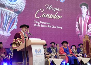 STEVEN Sim Chee Keong ketika berucap pada Majlis Pemasyhuran Canselor dan Konvokesyen Kali Ke-2 UKKM di WTCKL hari ini - FB KEMENTERIAN PEMBANGUNAN USAHAWAN DAN KOPERAS