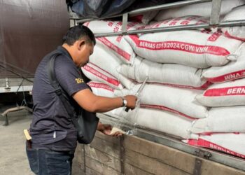 BERAS yang dirampas KPB Kedah selepas pemandu lori gagal mengemukakan dokumen pemilikan dan pengangkutan di Kampung Padang, Mukim Tajar di Pendang, Kedah.