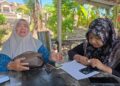 NOR Atheerah Mior Ikram Shah (kanan) bersama ibunya, Masjida Yanti Nasution Abdullah Omar ketika ditemui di gerai ‘nasi bajet’ dekat Lebuh Meru Raya, Ipoh, Perak hari ini.