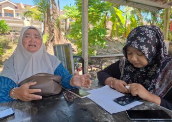 NOR Atheerah Mior Ikram Shah (kanan) bersama ibunya, Masjida Yanti Nasution Abdullah Omar ketika ditemui di gerai ‘nasi bajet’ dekat Lebuh Meru Raya, Ipoh, Perak hari ini.