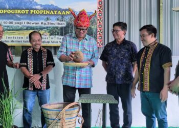 JONISTON Bangkuai menghadiri sambutan Kaamatan dan Moginakan di Kampung Sinulihan, Kiulu, Tuaran, Sabah hari ini. UTUSAN/HARDY JOE