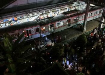 TRAGEDI pertembungan kereta api berhampiran Jakarta baru-baru ini meragut nyawa penumpang termasuk wanita yang sedang dalam perjalanan pulang dari kerja. -AFP