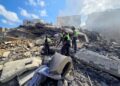 ANGGOTA pertahanan awam Lubnan menjalankan operasi pencarian di runtuhan sebuah bangunan susulan serangan Israel di kawasan al-Hosh, selatan Lubnan berhampiran bandar Tyre kelmarin.- AFP