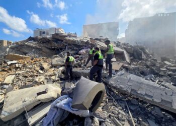 ANGGOTA pertahanan awam Lubnan menjalankan operasi pencarian di runtuhan sebuah bangunan susulan serangan Israel di kawasan al-Hosh, selatan Lubnan berhampiran bandar Tyre kelmarin.- AFP