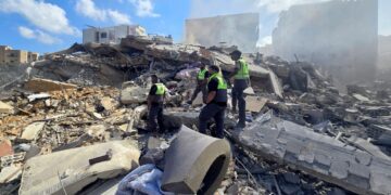 ANGGOTA pertahanan awam Lubnan menjalankan operasi pencarian di runtuhan sebuah bangunan susulan serangan Israel di kawasan al-Hosh, selatan Lubnan berhampiran bandar Tyre kelmarin.- AFP