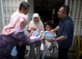 AESHA Khadeejah dan Uwais Al Qarni teruja menerima duit raya dan iPad daripada Perdana Menteri, Datuk Seri Anwar Ibrahim. – FB ANWAR IBRAHIM