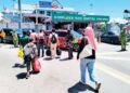 WARGA Thailand yang bekerja di negara ini menyerbu Kompleks Imigresen, Kastam, Kuarantin dan Keselamatan (ICQS) Rantau Panjang, Kelantan untuk pulang menyambut Hari Raya  Aidiladha di kampung masing-masing. – UTUSAN/ROHANA ISMAIL