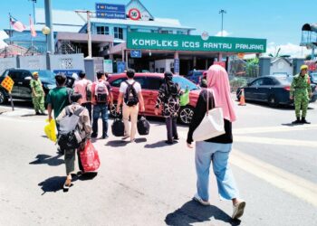 WARGA Thailand yang bekerja di negara ini menyerbu Kompleks Imigresen, Kastam, Kuarantin dan Keselamatan (ICQS) Rantau Panjang, Kelantan untuk pulang menyambut Hari Raya  Aidiladha di kampung masing-masing. – UTUSAN/ROHANA ISMAIL