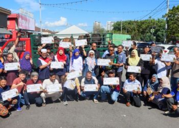 SEBAHAGIAN daripada 27 penerima pada Majlis Penyerahan Lembu Korban Anjuran Bersama KUSKOP dan Pusat Khidmat Ahli Parlimen Bukit Mertajam di Bandar Perda, Bukit Mertajam, Pulau Pinang hari ini. - UTUSAN/DANIAL SAAD