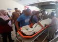 AHLI  keluarga dan kenalan mengusung jenazah Allahyarham Nik Muhammad Hafifi Asri Ab. Majid di Jabatan Perubatan Forensik Hospital Sultanah Nur Zahirah, Kuala Terengganu, Terengganu. - UTUSAN/PUQTRA HAIRRY