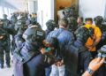 SEBAHAGIAN daripada 11 lelaki yang didakwa menjadi ahli kumpulan jenayah terancang RT6 dikawal ketat pihak polis ketika tiba di Kompleks Mahkamah Kuala Lumpur, semalam. – UTUSAN/M. FIRDAUS M. JOHARI