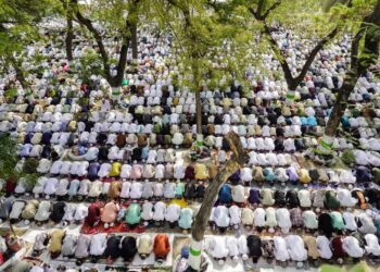 KERAJAAN Uttar Pradesh mengarahkan umat Islam menunaikan solat Aidiladha secara berperingkat atau bergilir, selepas memperketatkan tindakan solat di jalan raya dan kawasan terbuka.- AFP
