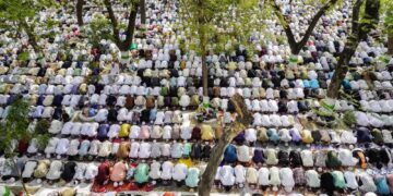 KERAJAAN Uttar Pradesh mengarahkan umat Islam menunaikan solat Aidiladha secara berperingkat atau bergilir, selepas memperketatkan tindakan solat di jalan raya dan kawasan terbuka.- AFP
