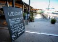SEBUAH cafe mempunyai larangan merokok di Stockholm. - AFP