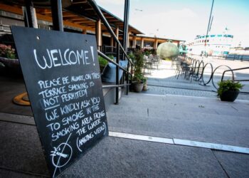 SEBUAH cafe mempunyai larangan merokok di Stockholm. - AFP